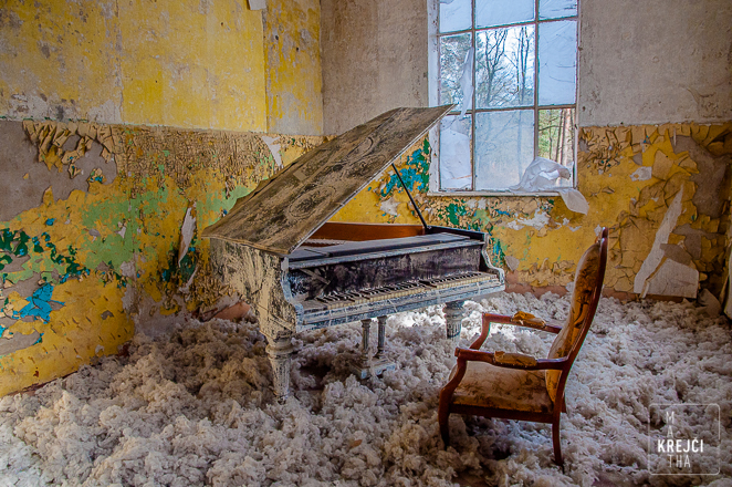 Lonely Piano Lost Places